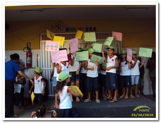 alunos_mostram_cartazes_durante_apresentao_da_escola_Frei_Tito_em_Caa_e_Pesca